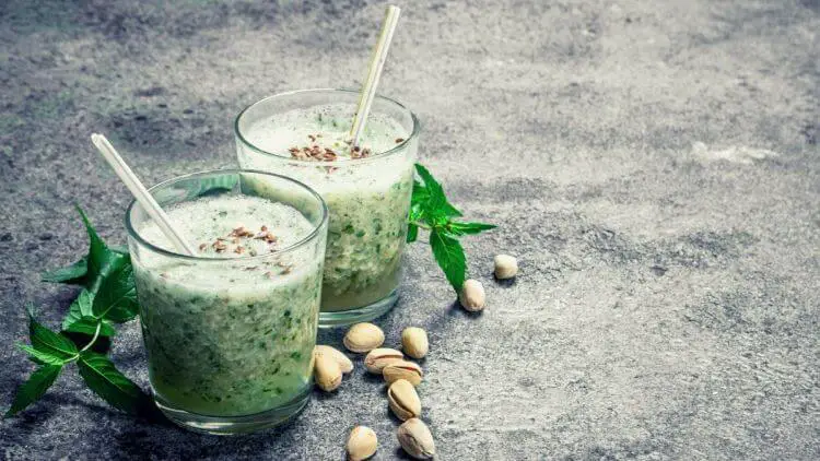 pistachio smoothie with mint