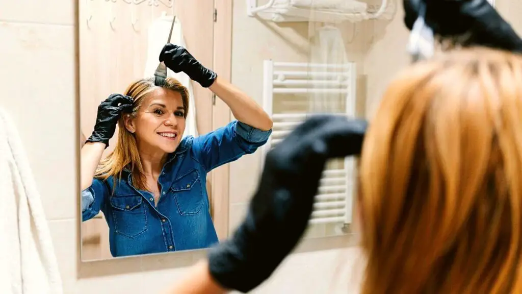 woman dyeing her hair