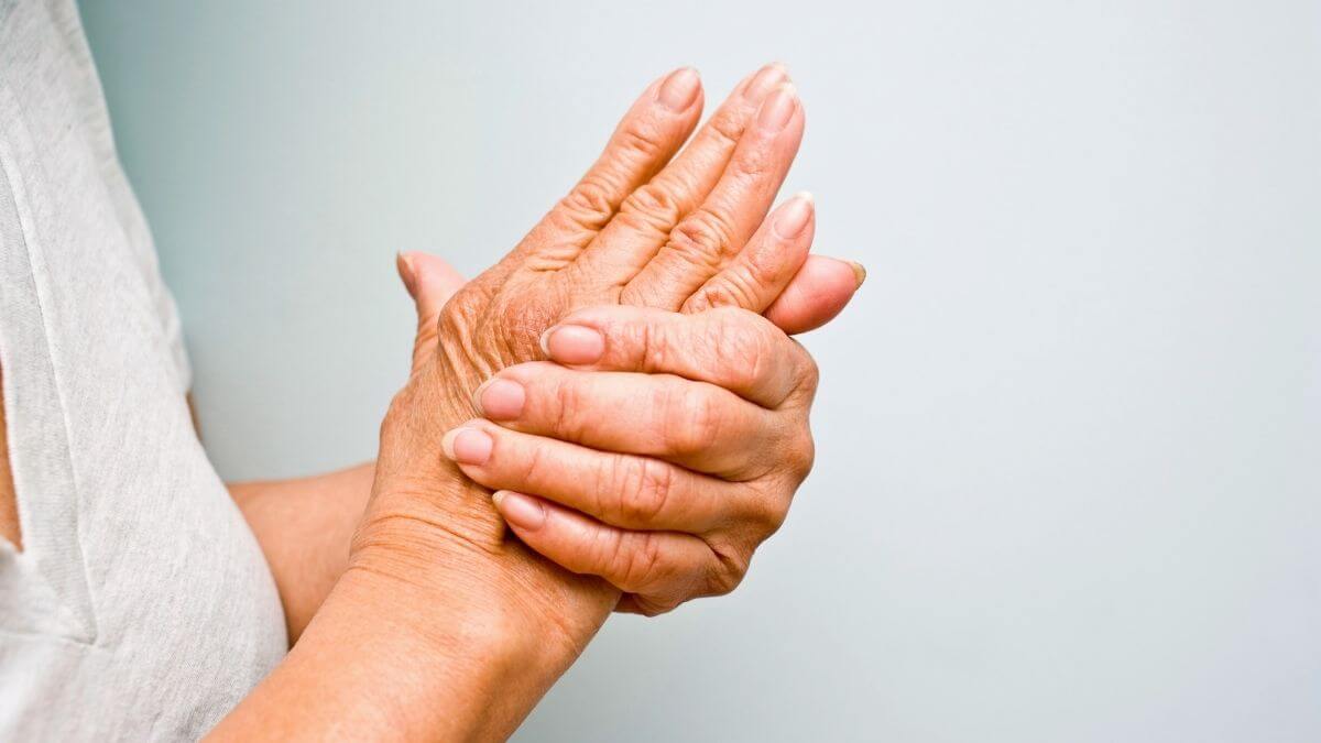 https://www.elderguru.com/wp-content/uploads/2022/05/senior-woman-holding-her-arthritic-hands.jpg